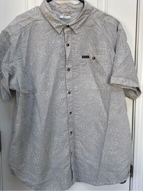 Columbia Men's Short-Sleeve Button-Up Shirt - Light Gray with Subtle Print